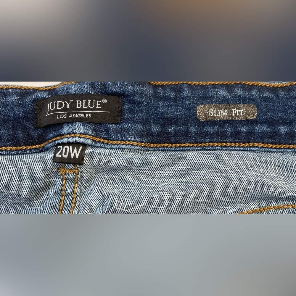 Judy Blue EUC Size 20W Dark Wash Distressed Crop Jeans - Picture 3 of 7